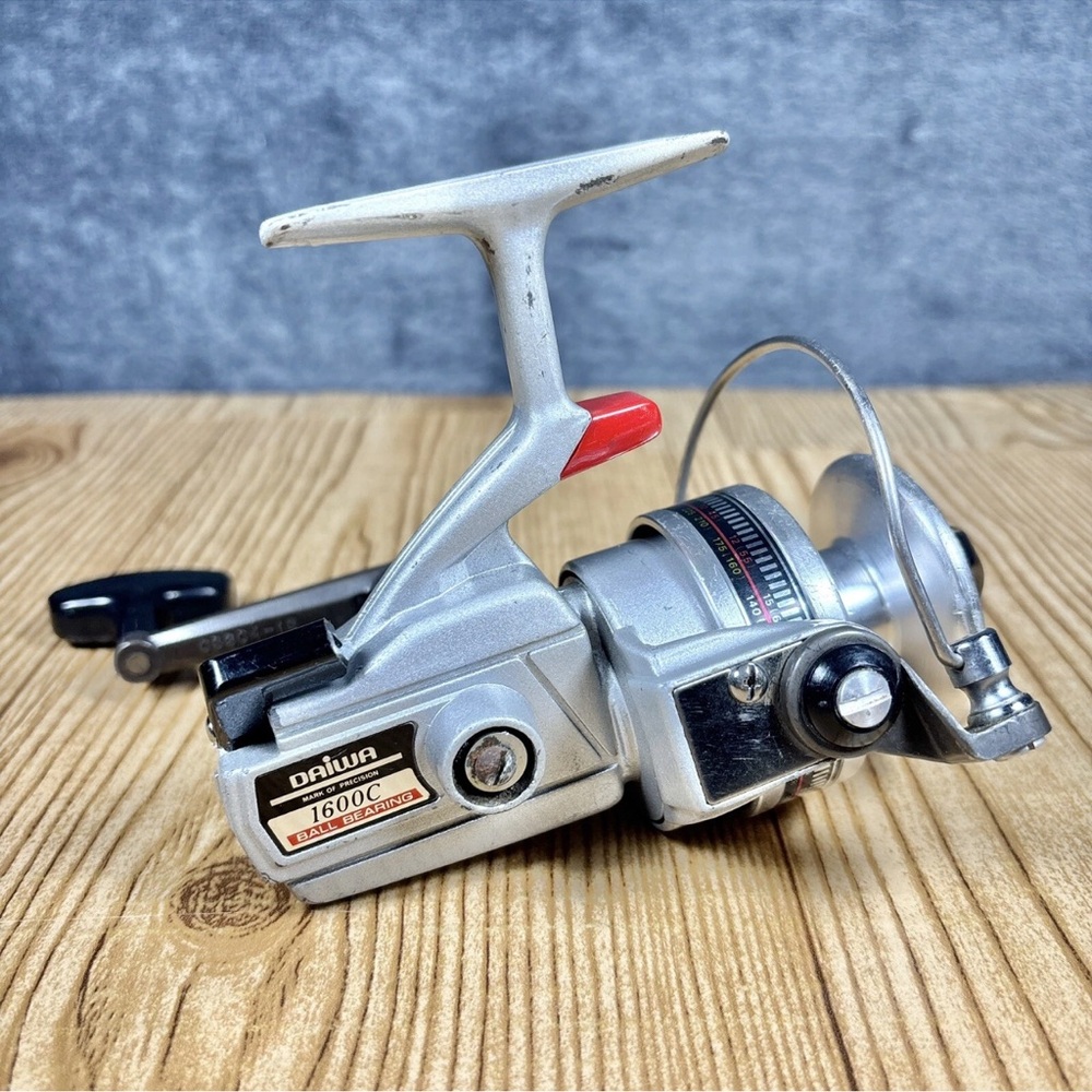 Vintage Daiwa 1600C Fishing Spinning Reel Freshwater Front Drag Red Button Japan